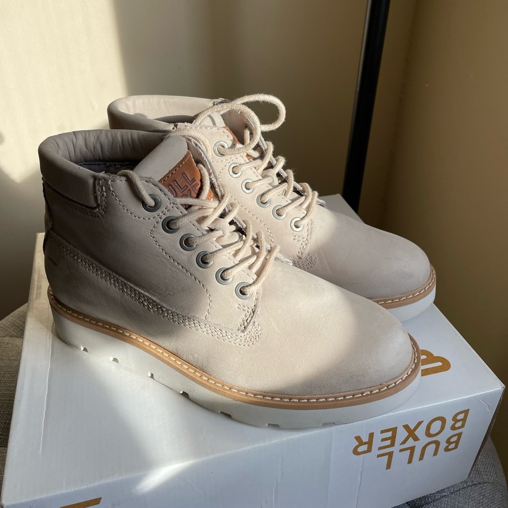 DSW BRAND New Women Boots Size 7